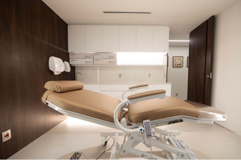 Sala de tratamento com maca reclinável
